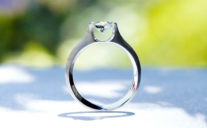 SORAのノッチグリップセッティングの婚約指輪デネブ