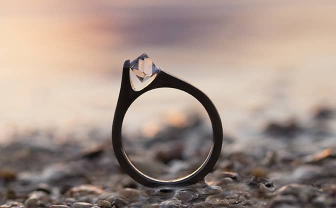 ダイヤモンド原石の婚約指輪