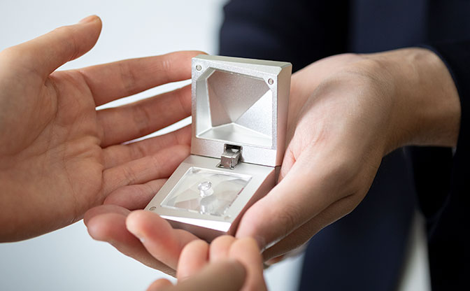 【男性必見】プロポーズの方法に悩んだらダイヤモンドをパカッと贈る！