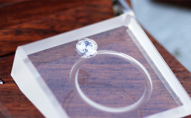 男性必見 プロポーズの方法に悩んだらダイヤモンドをパカッと贈る 結婚指輪のオーダーメイドsora ソラ