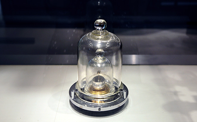 二重の真空容器で保護された「国際キログラム原器」（撮影協力：国立科学博物館） 
