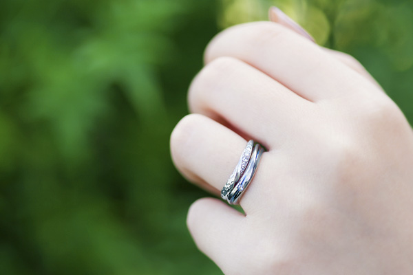 婚約指輪ってどの指につける セットデザインで薬指に結婚指輪と重ね付け 結婚指輪のオーダーメイドsora ソラ
