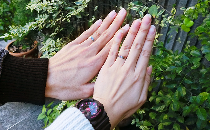 SORA(ソラ)の結婚指輪、「ありきたりじゃない！」がテーマのオリジナルデザイン(ジルコニウム製)の着用写真