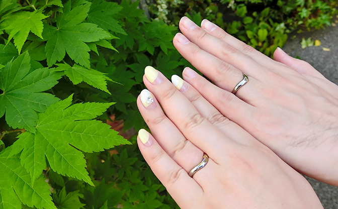SORA(ソラ)の融合デザイン結婚指輪、ハートシェア（ジルコニウム）の着用写真