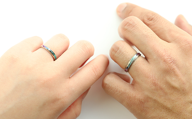 SORA(ソラ)の結婚指輪 「CREEK(クリーク)」の着用写真