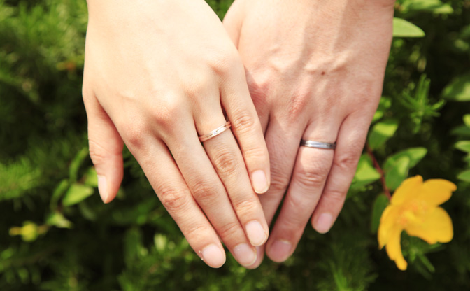​SORA(ソラ)の結婚指輪をつけたふたりの手