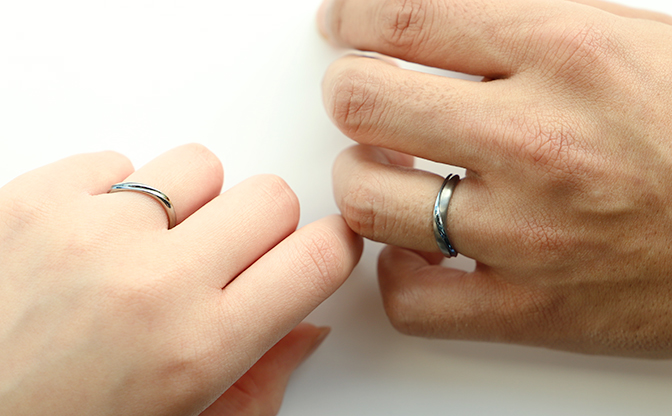 SORA(ソラ)の結婚指輪 「RAY(レイ)」の着用写真