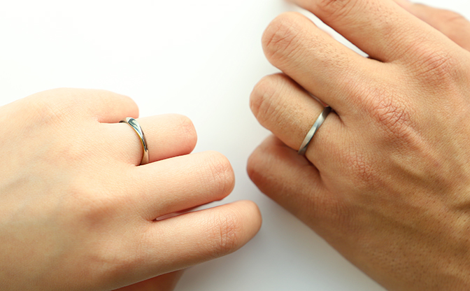 SORA(ソラ)の結婚指輪 「TORIOLET(トリオレ)」の着用写真