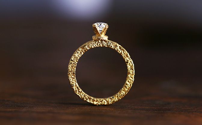 SORAのテクスチャーのあるイエローゴールドの婚約指輪チューリング