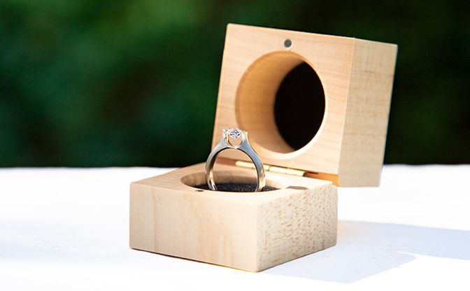 木箱に入ったSORAの婚約指輪デネブ