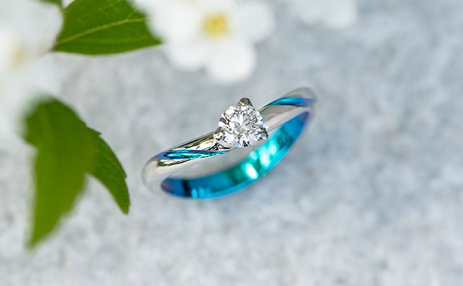 SORAのジルコニウム素材のブルーの婚約指輪ホークー