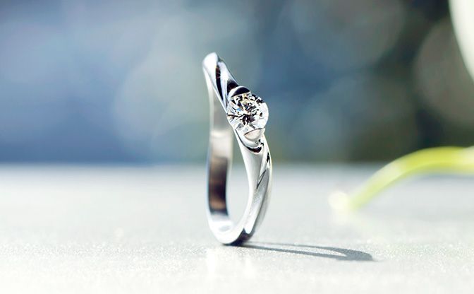 SORAのプラチナのウェーブの婚約指輪ラナ