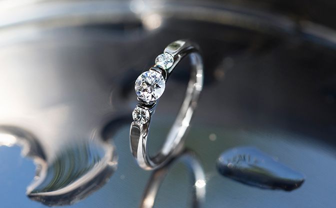 SORAのノッチグリップセッティングの婚約指輪オリオン