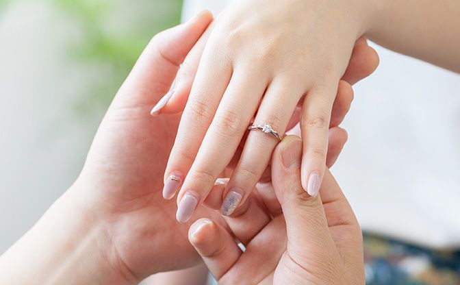 プロポーズで指に通されたSORAの婚約指輪ホークー