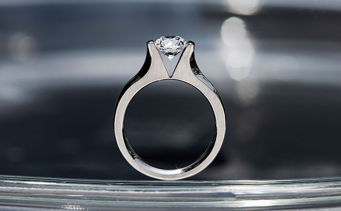 SORAのノッチグリップセッティングの婚約指輪シリウス