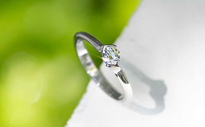 SORAのノッチグリップセッティングの婚約指輪ティユール