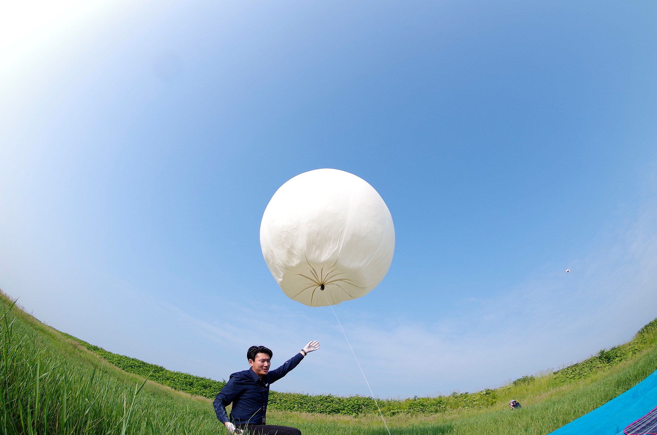 風船にヘリウムガスをいれたところ。上空30,000mでは何倍もの大きさに！