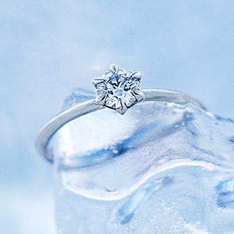 『花氷(はなこおり)』雪の結晶が輝く婚約指輪