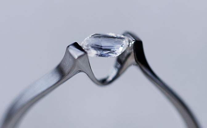 ダイヤモンド原石の婚約指輪