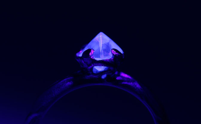 蛍光性のあるラフダイヤ、ダイヤモンドの原石