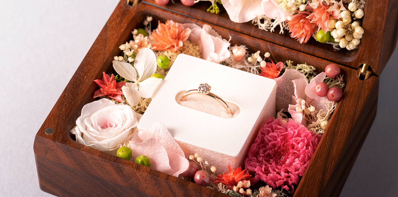 美しく可憐！花モチーフの婚約指輪デザイン特集