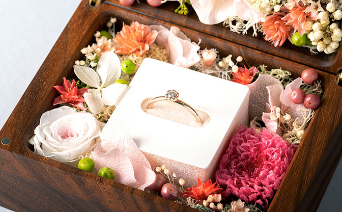 美しく可憐！花モチーフの婚約指輪デザイン特集