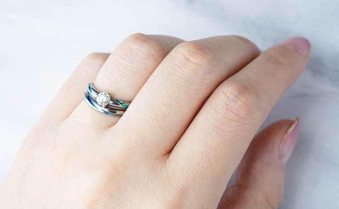 幸せのサムシングブルー】青色の結婚指輪で二人らしく | 結婚指輪の
