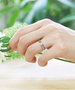 婚約指輪_エフィラント_着用