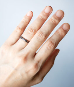 結婚指輪_黒_パルフォン_着用