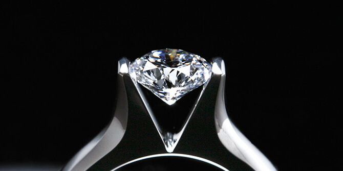 【究極の婚約指輪】最小面積で留めるダイヤ「ノッチグリップ」がすごい