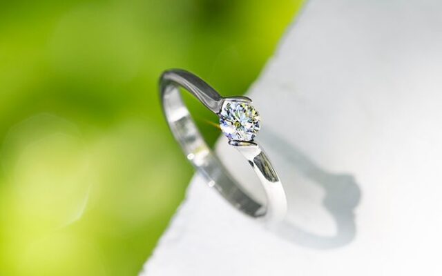 【究極の婚約指輪】最小面積で留めるダイヤ「ノッチグリップ」がすごい_婚約指輪_チタン_12