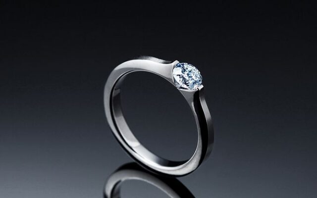 【究極の婚約指輪】最小面積で留めるダイヤ「ノッチグリップ」がすごい_婚約指輪_チタン_13