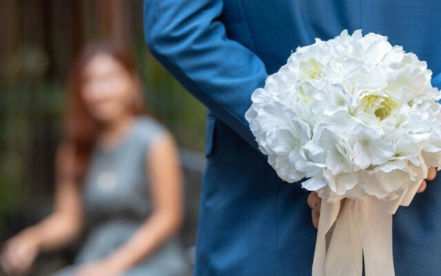 婚約指輪の代わりに何を渡す？ネックレスやピアスはあり？_03