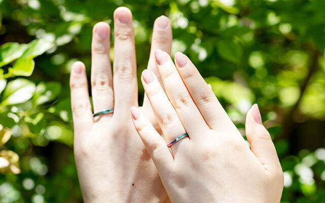 【色別！結婚指輪の選び方】ブルーや黒色も？プラチナ・ゴールドだけじゃない！個性を表現する素材_着用_30