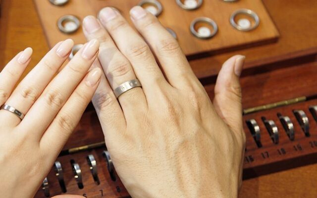 【男女別】指輪初心者のための結婚指輪の選び方！プロが選ぶ気をつけるべき5つのポイント_着用_30