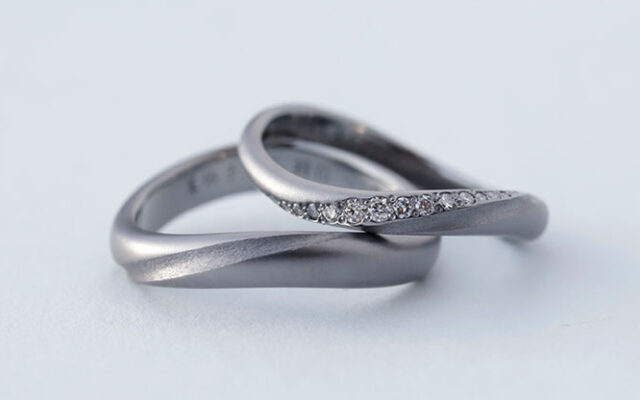 カラーダイヤを使った結婚指輪のデザイン事例集【色の意味解説付き】_結婚指輪_タンタル_カラーダイヤ_33