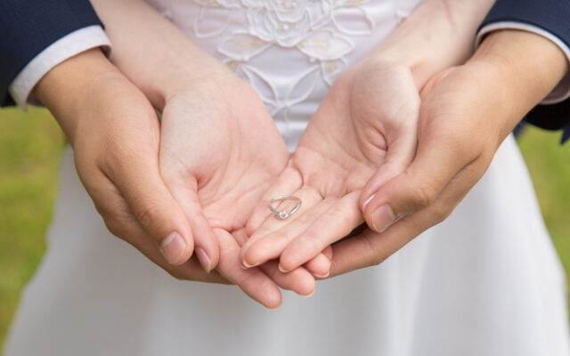 婚約指輪はなぜ贈るの？込められた意味や由来とは_婚約指輪_05