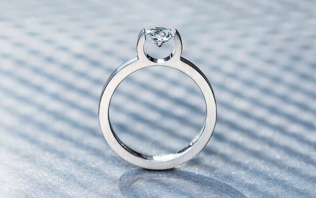 【究極の婚約指輪】最小面積で留めるダイヤ「ノッチグリップ」がすごい_婚約指輪_チタン_06