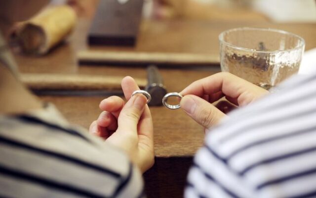 気になる！みんなはいつから結婚指輪を着け始めているの？_結婚指輪_06