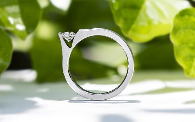 【究極の婚約指輪】最小面積で留めるダイヤ「ノッチグリップ」がすごい_婚約指輪_チタン_07