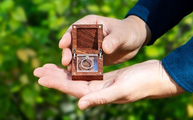 婚約指輪はなぜ贈るの？込められた意味や由来とは_プロポーズアイテム_08