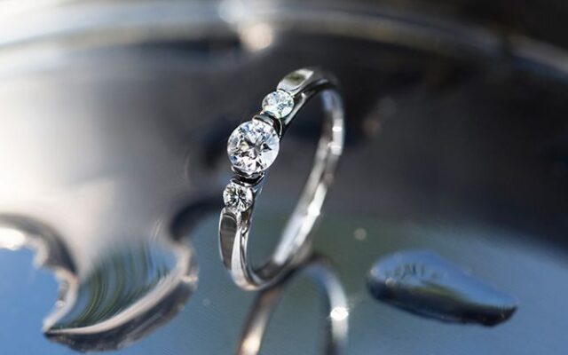 【究極の婚約指輪】最小面積で留めるダイヤ「ノッチグリップ」がすごい_婚約指輪_チタン_09