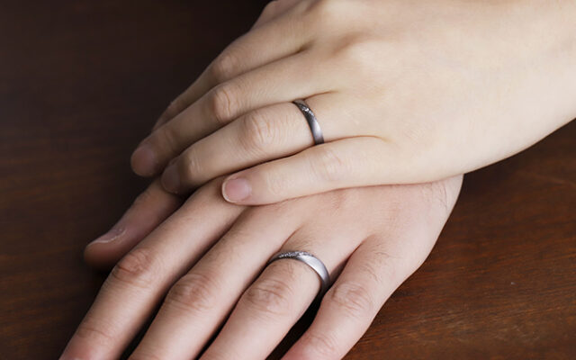 結婚指輪_タンタル_着用
