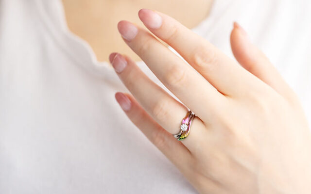 【春ピンクで彩る】桜の結婚指輪デザイン特集｜オーダーメイド事例_婚約指輪着用_01