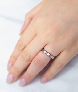 結婚指輪_アウロ_着用