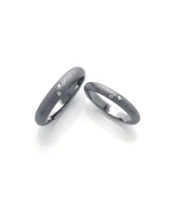 結婚指輪_黒_アステリ_斜め