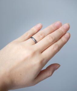 結婚指輪_黒_アステリ_着用
