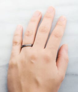 結婚指輪_黒_オロト_着用