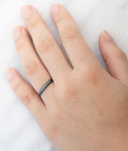 結婚指輪_黒_オービット_着用