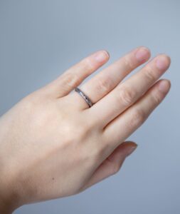 結婚指輪_黒_クリーヴォ_着用